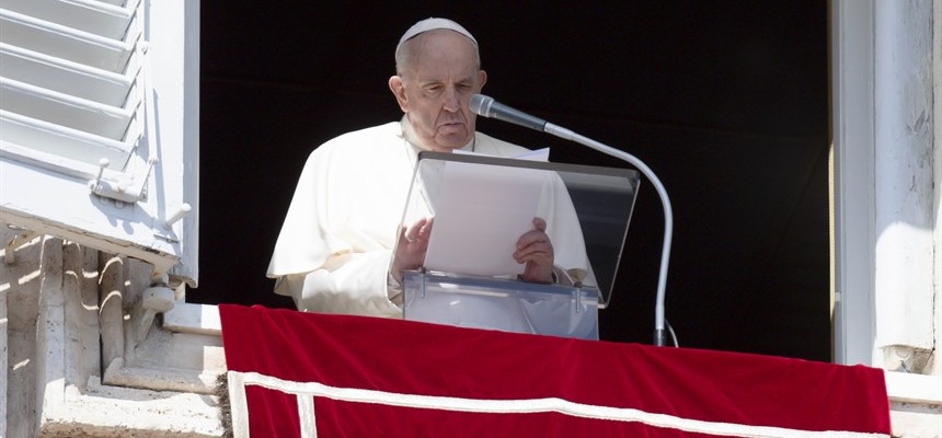 Evil, tragic events do not come from God, pope says at Angelus
