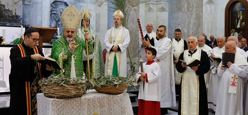Tens of thousands join Syriac patriarch for Palm Sunday procession in Iraq