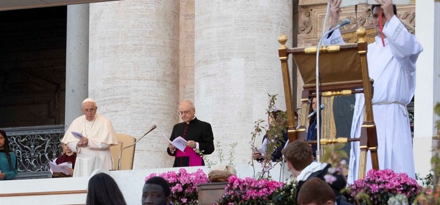 Light of risen Christ dispels darkness of fear, Pope tells young people