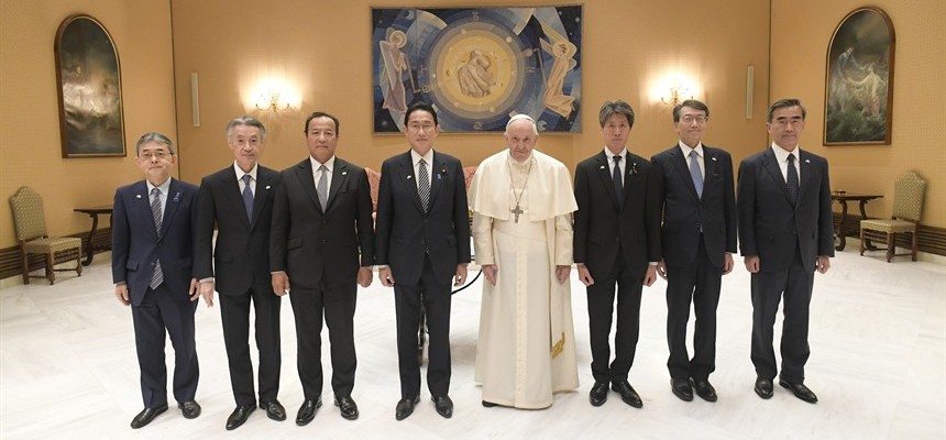 Use of nuclear weapons 'inconceivable,' pope tells Japanese official