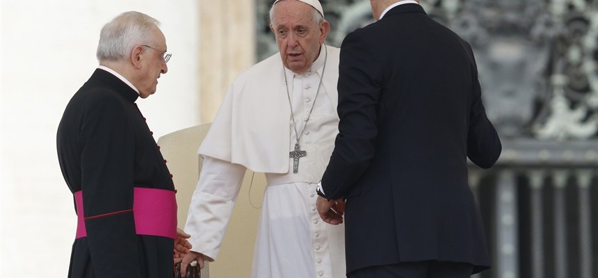 Elderly must set example of faith for young people, pope says