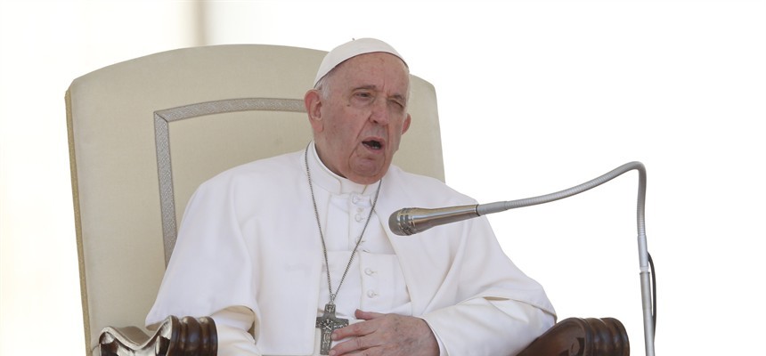 Pope apologizes for postponing July trip to Africa