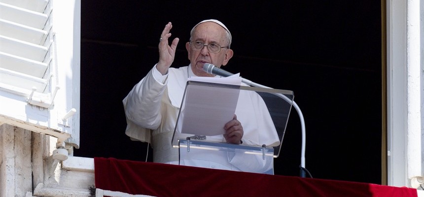 People are not islands, they need each other, pope says at Angelus