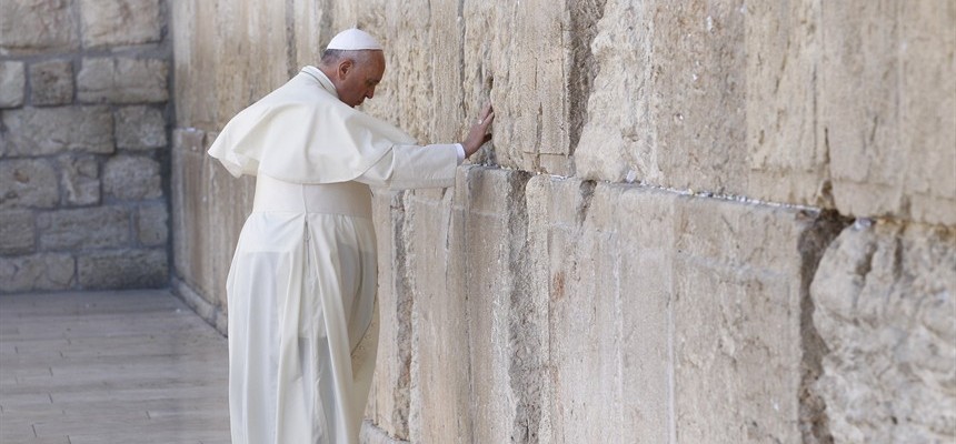 Dialogue prevents religious extremism, pope tells Jewish group