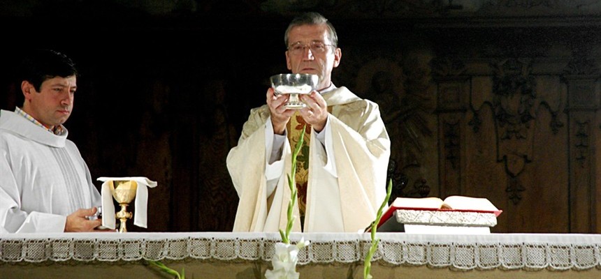 I don't like my priest- should I change my parish?