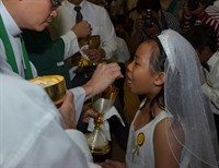 Communion: Tongue or Hand?